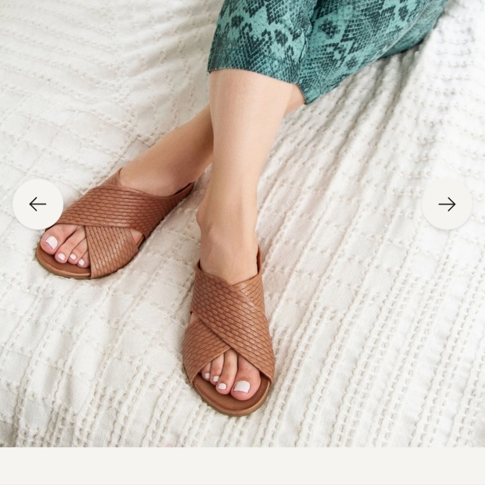 DNA Crossband Sandals In Tan